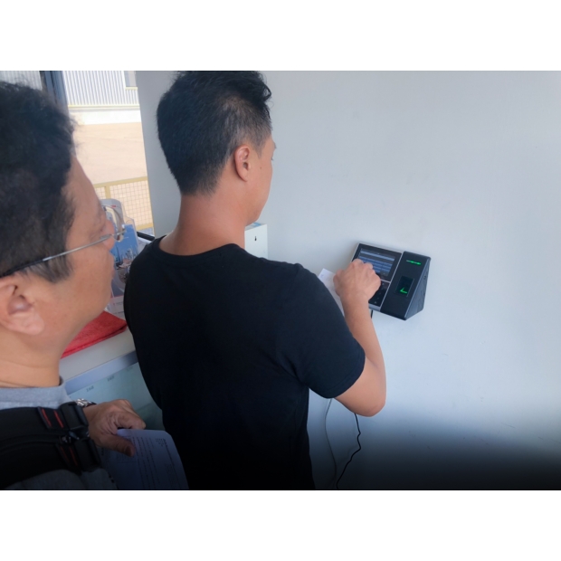 臉部辨識打卡機